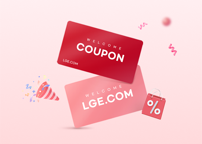 연한 핑크색 배경에 붉은색 웰컴 쿠폰 카드 두 장과 파티 팝콘, 쇼핑백 아이콘이 흩뿌려진 밝고 경쾌한 환영 이미지